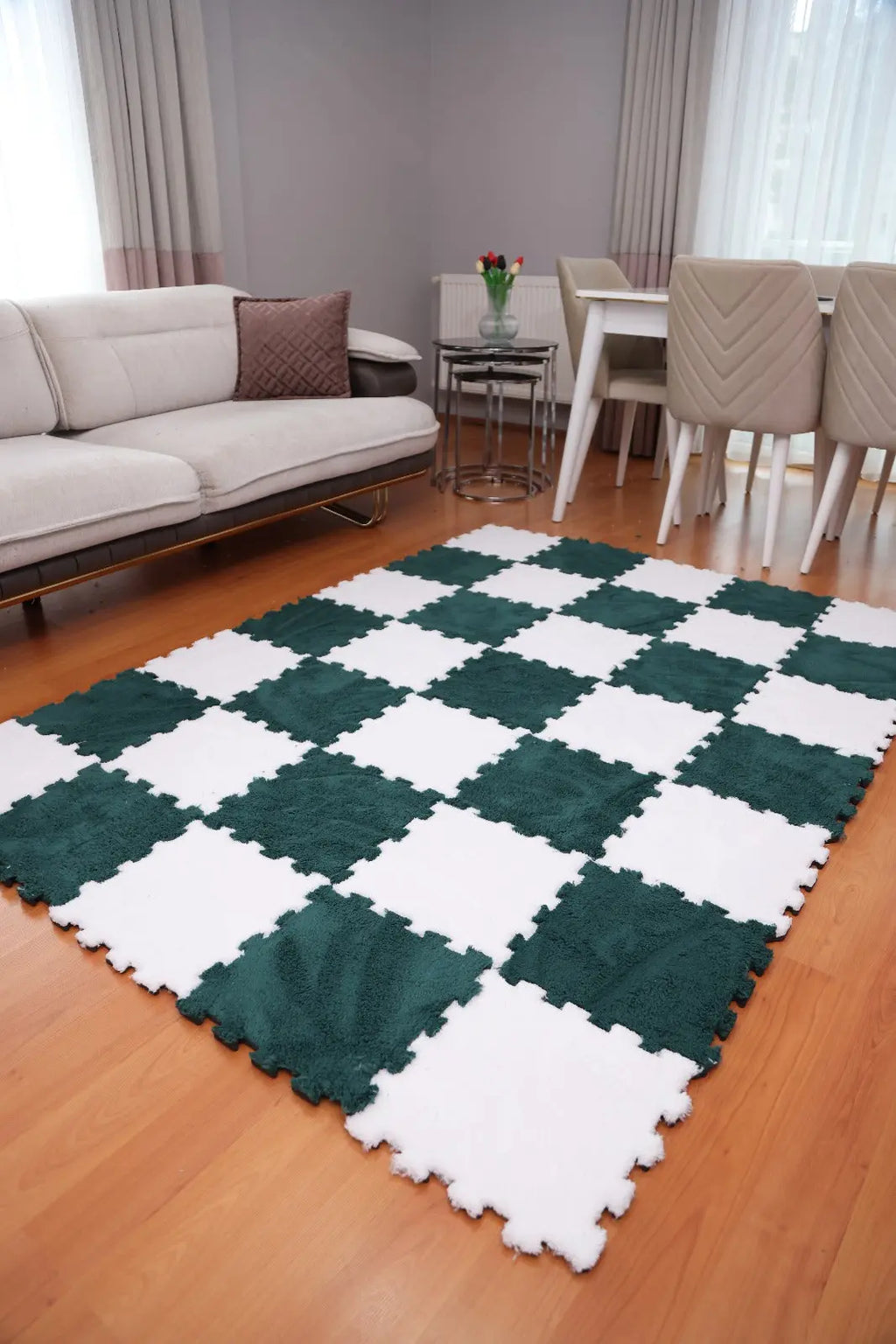 💚🤍 DECOZEYN 1 Metrekare Yeşil ve Beyaz Kombin Dama Desenli Lüks Pelüş Kadife Puzzle Halı | Modüler & Yıkanabilir | Salon, Yatak Odası Zemin Decozeyn