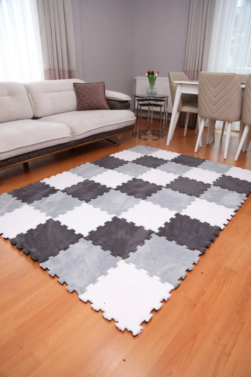 🌑 DECOZEYN 1 Metrekare Gri, Antrasit ve Beyaz Kombin Dama Desenli Lüks Pelüş Kadife Puzzle Halı | Modüler & Yıkanabilir | Salon, Yatak Odası Zemin Decozeyn