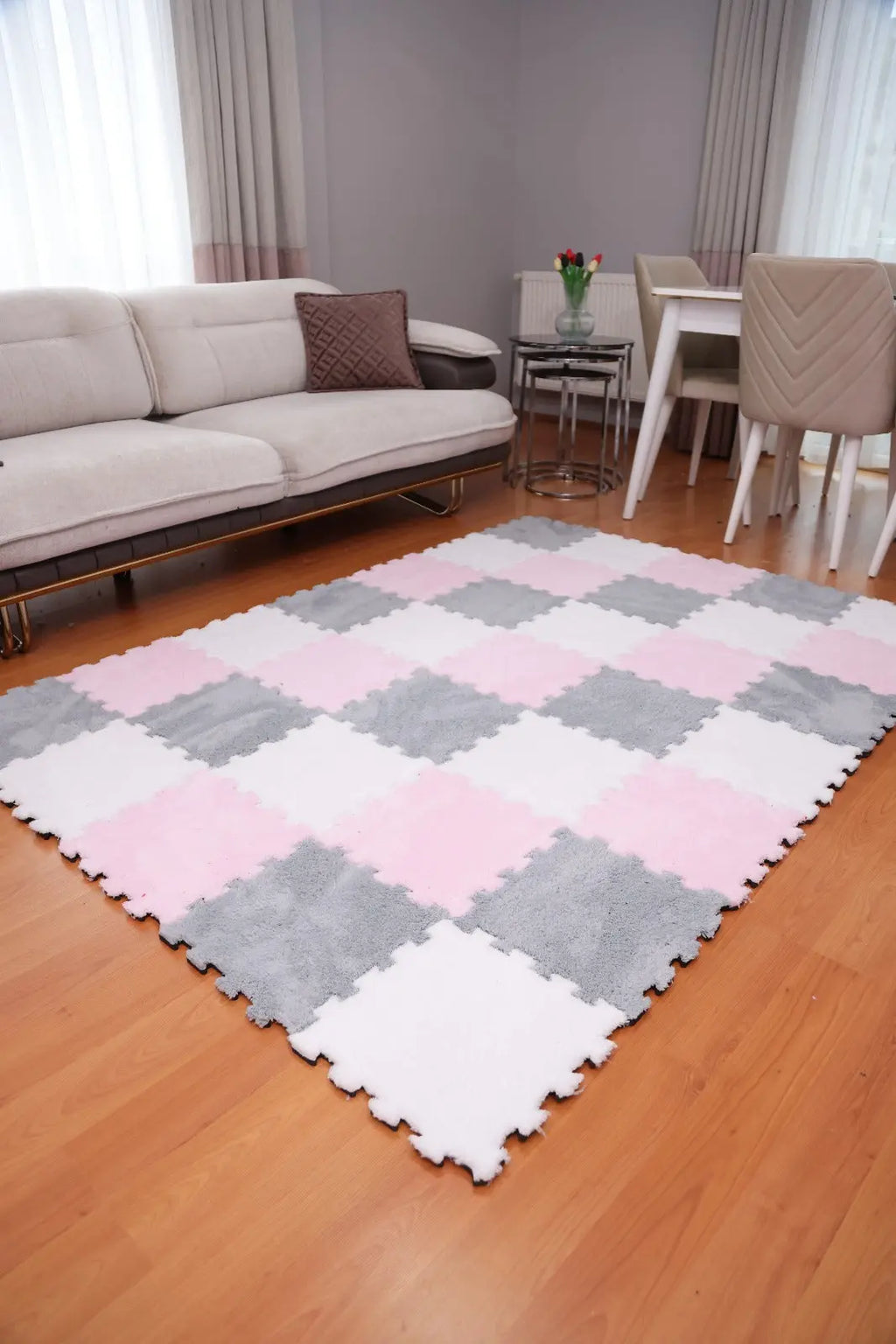 🩷 DECOZEYN 1 Metrekare Gri, Beyaz ve Pembe Kombin Dama Desenli Lüks Pelüş Kadife Puzzle Halı | Modüler & Yıkanabilir | Salon, Yatak Odası Zemin Decozeyn