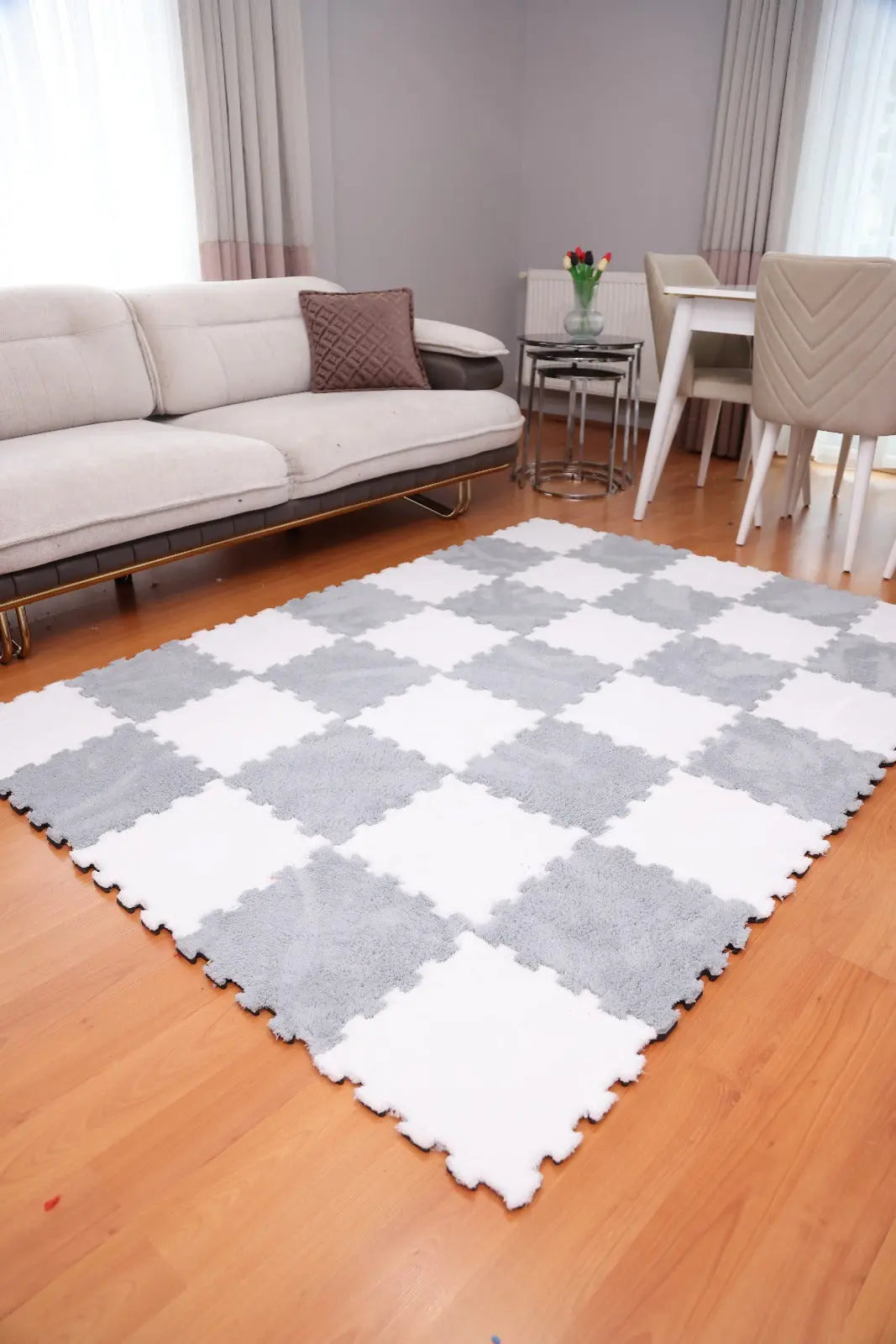 🤍 DECOZEYN 1 Metrekare Gri ve Beyaz Kombin Dama Desenli Lüks Pelüş Kadife Puzzle Halı | Modüler & Yıkanabilir | Salon, Yatak Odası Zemin Decozeyn