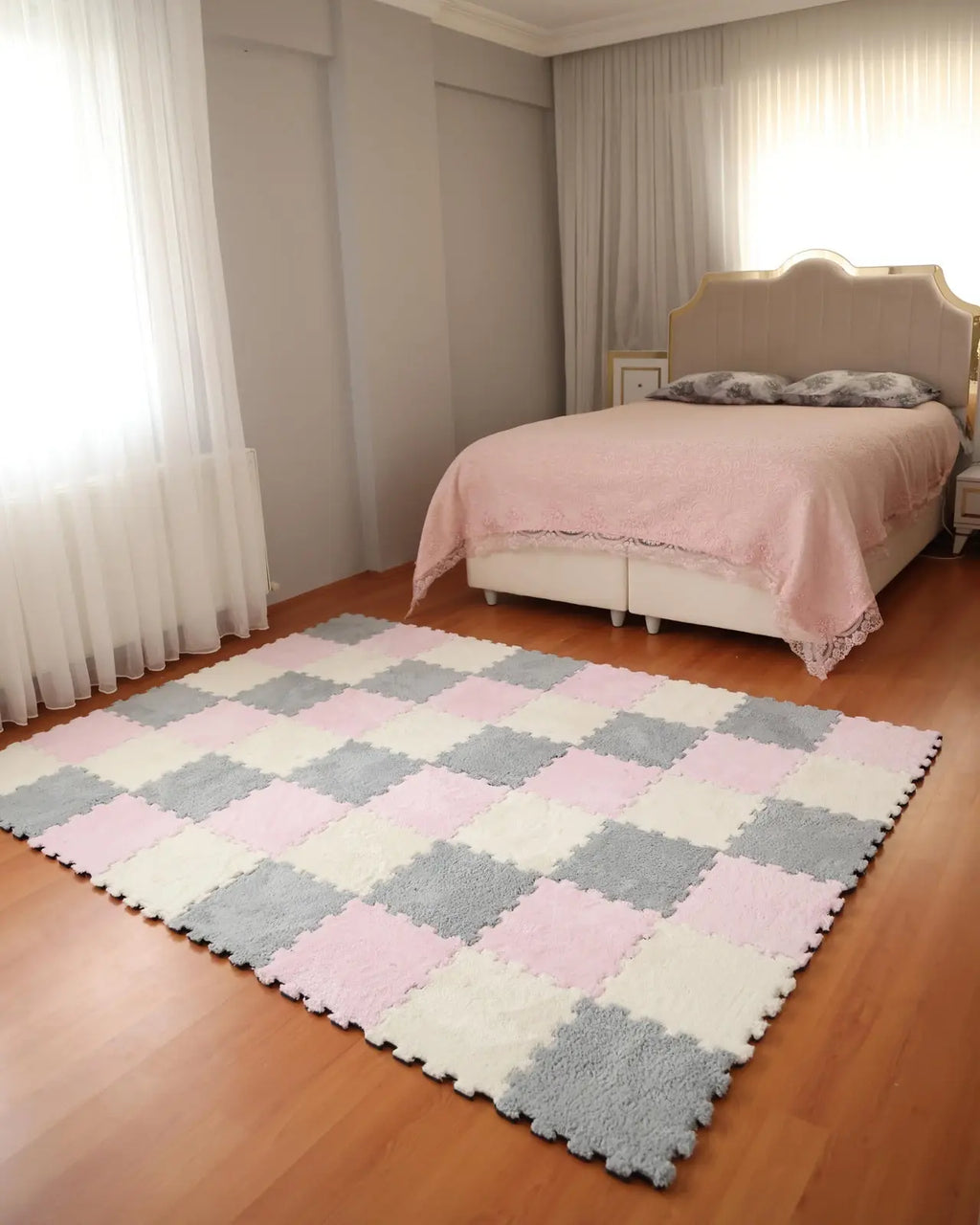 🤍 DECOZEYN 1 Metrekare Gri, Pembe ve Krem Kombin Dama Desenli Lüks Pelüş Kadife Puzzle Halı | Modüler & Yıkanabilir | Salon, Yatak Odası Zemin Decozeyn