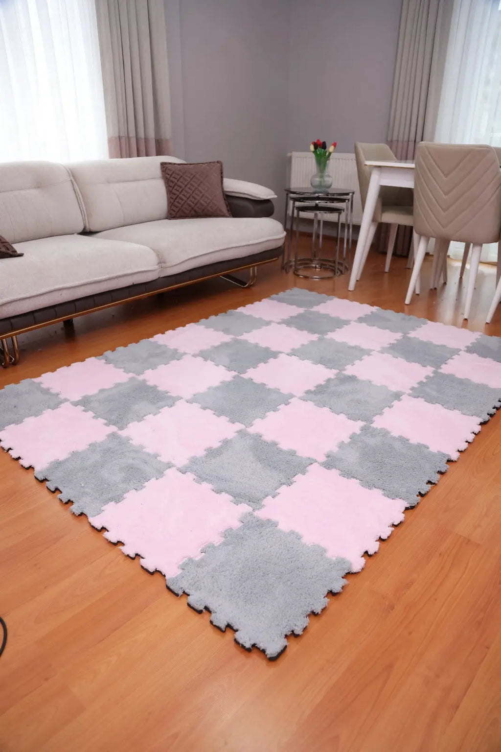 🩷 DECOZEYN 1 Metrekare Gri ve Pembe Kombin Dama Desenli Lüks Pelüş Kadife Puzzle Halı | Modüler & Yıkanabilir | Salon, Yatak Odası Zemin Decozeyn