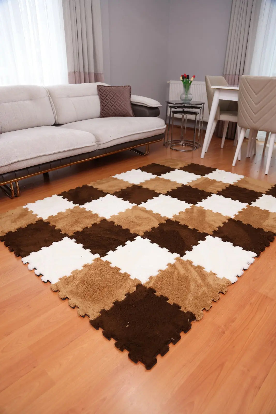 🤎 DECOZEYN 1 Metrekare Açık Kahve, Koyu Kahverengi ve Krem Kombin Dama Desenli Lüks Pelüş Kadife Puzzle Halı | Modüler & Yıkanabilir | Salon, Yatak Odası Zemin Decozeyn