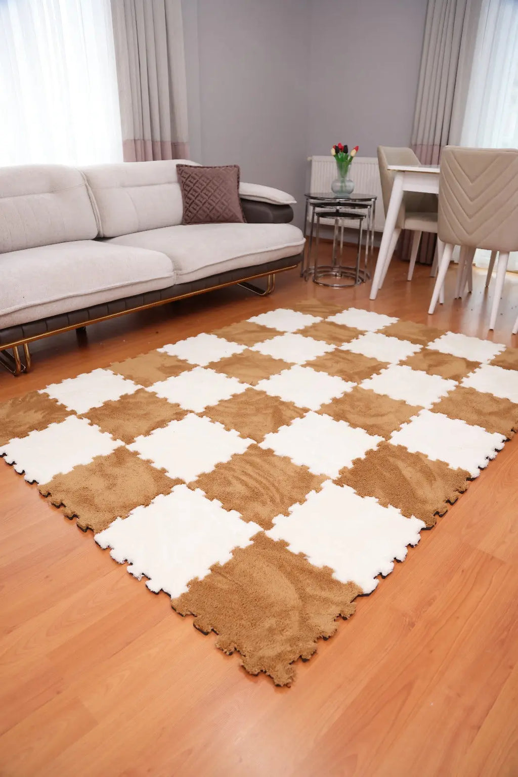 🟫 DECOZEYN 1 Metrekare Açık Kahve ve Krem Kombin Dama Desenli Lüks Pelüş Kadife Puzzle Halı | Modüler & Yıkanabilir | Salon, Yatak Odası Zemin Decozeyn