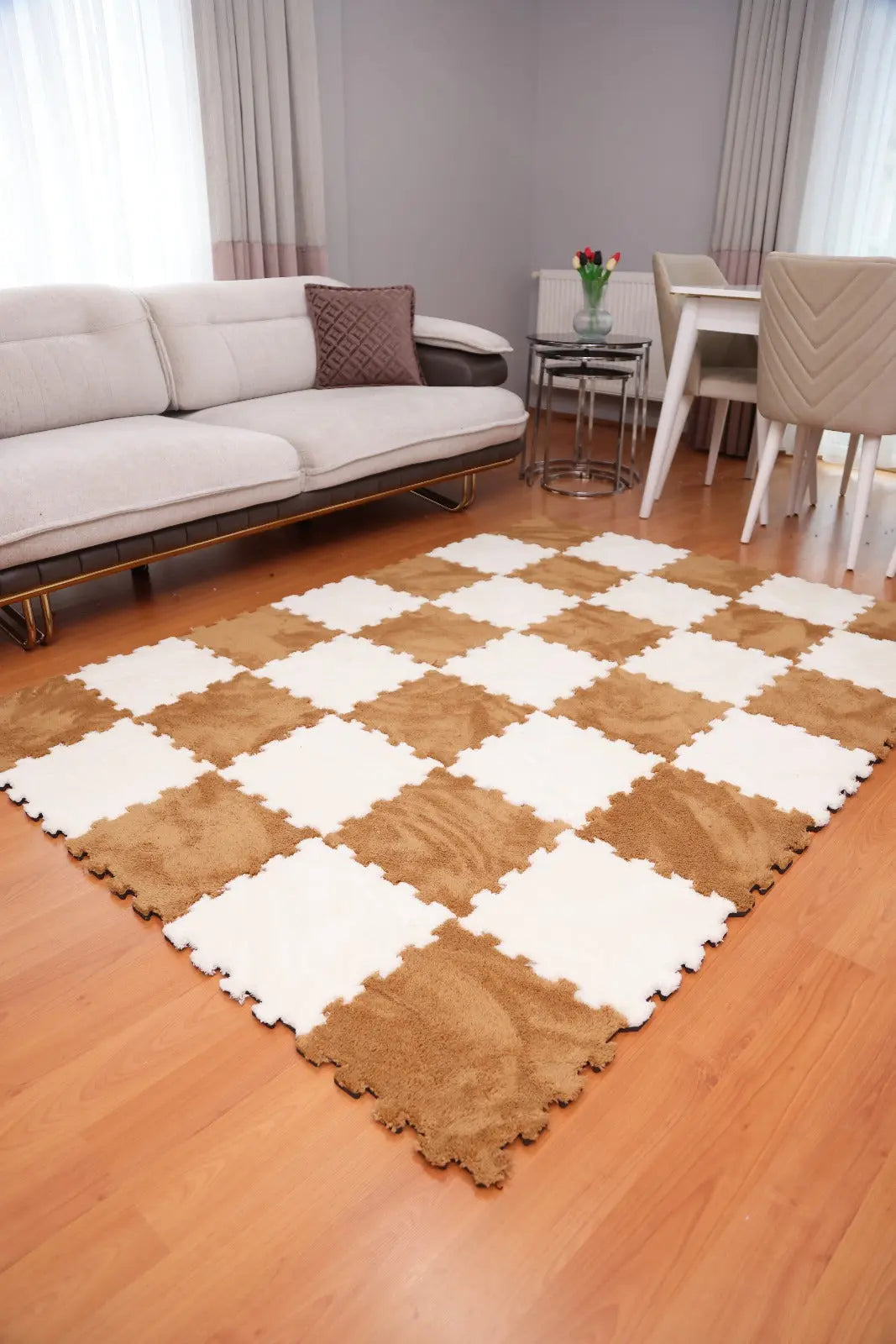 🟫 DECOZEYN 1 Metrekare Açık Kahve ve Krem Kombin Dama Desenli Lüks Pelüş Kadife Puzzle Halı | Modüler & Yıkanabilir | Salon, Yatak Odası Zemin Decozeyn