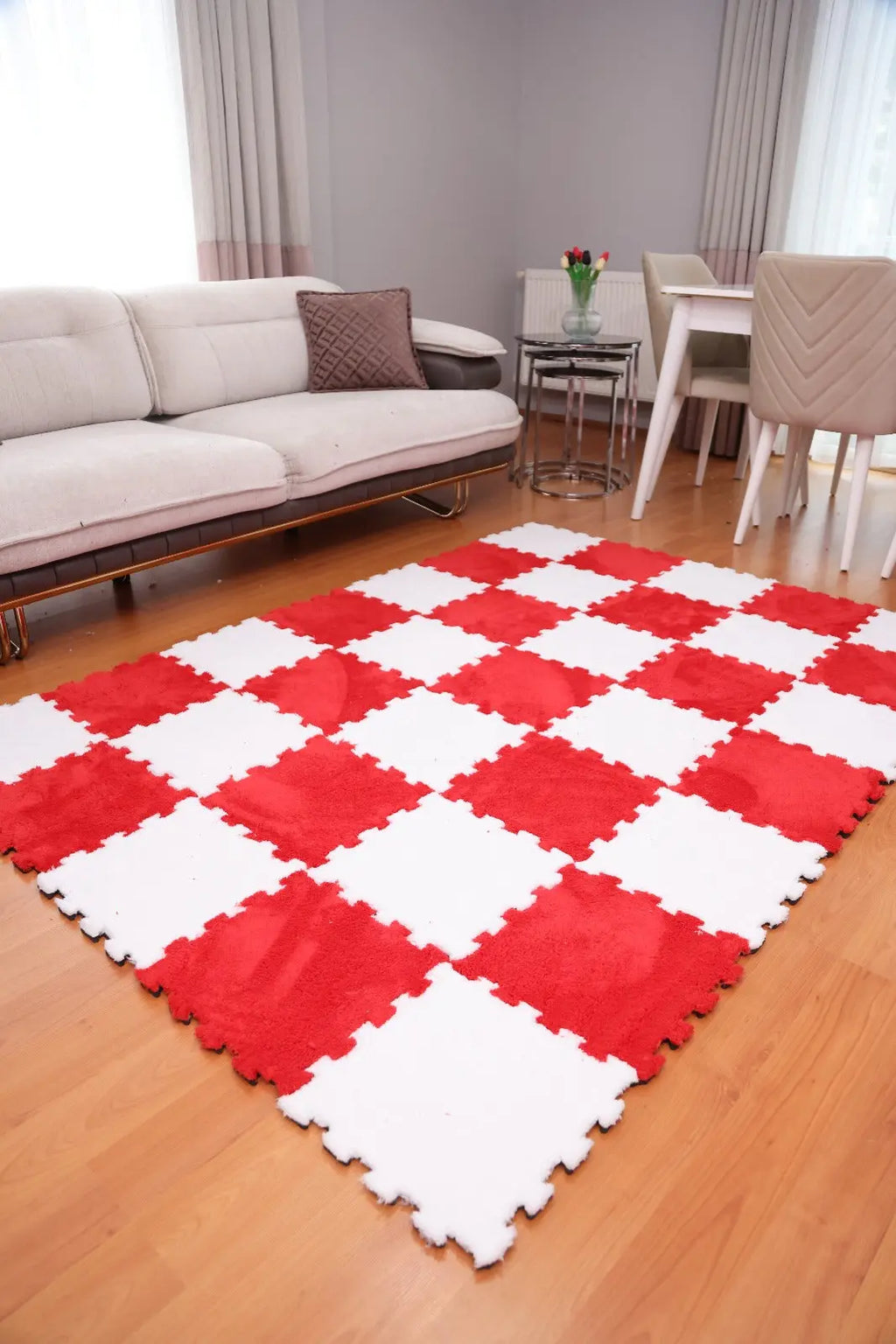 🔴 DECOZEYN 1 Metrekare Kırmızı ve Beyaz Kombin Dama Desenli Lüks Pelüş Kadife Puzzle Halı | Modüler & Yıkanabilir | Salon, Yatak Odası Zemin Decozeyn