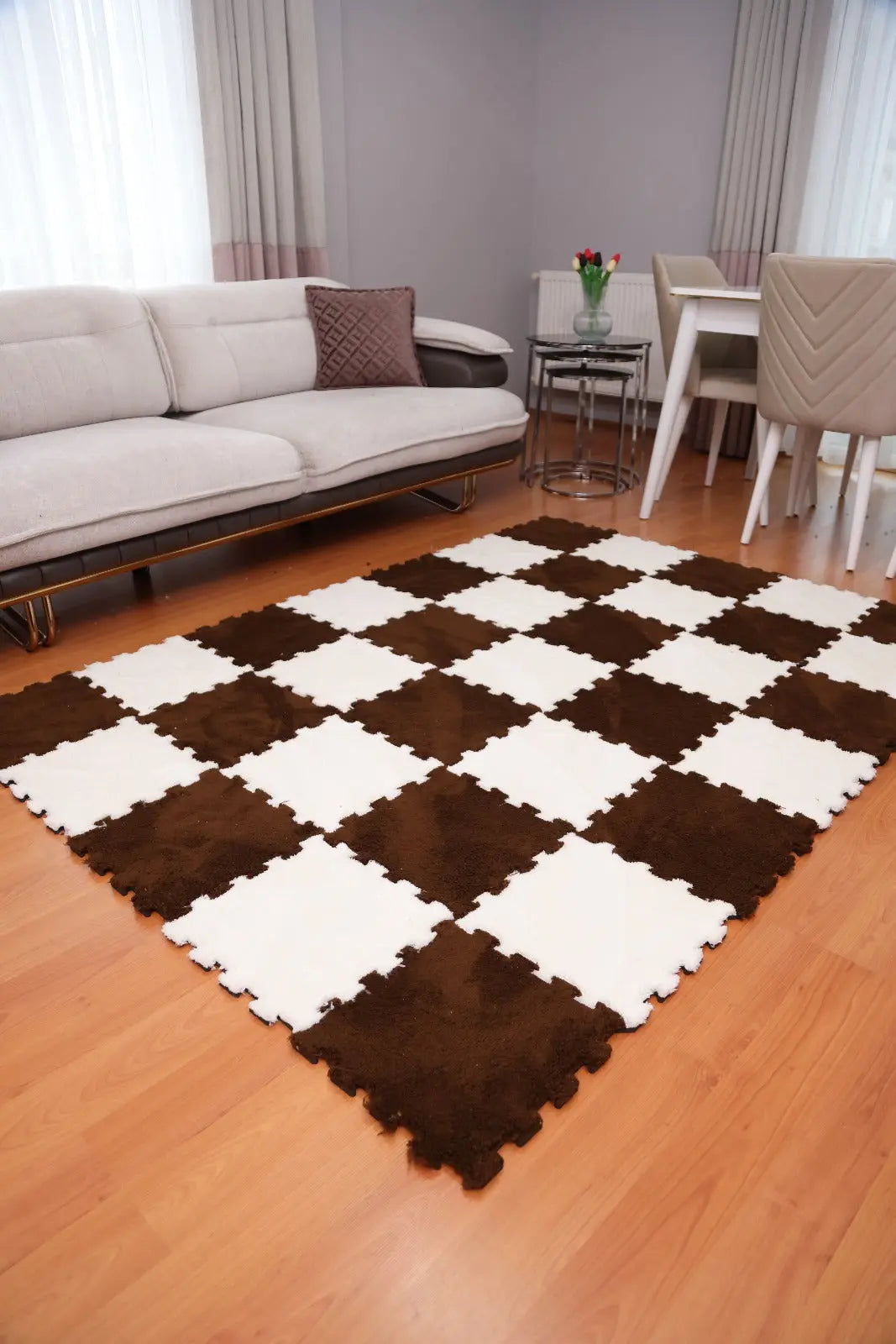 🤎🤍 DECOZEYN 1 Metrekare Koyu Kahve ve Beyaz Kombin Dama Desenli Lüks Pelüş Kadife Puzzle Halı | Modüler & Yıkanabilir | Salon, Yatak Odası Zemin Decozeyn