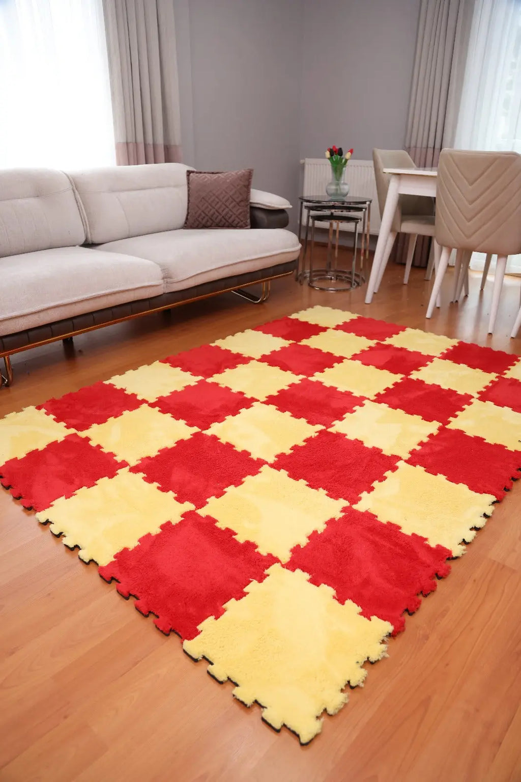 🔴💛 DECOZEYN 1 Metrekare Sarı ve Kırmızı Kombin Dama Desenli Lüks Pelüş Kadife Puzzle Halı | Modüler & Yıkanabilir | Salon, Yatak Odası Zemin Decozeyn