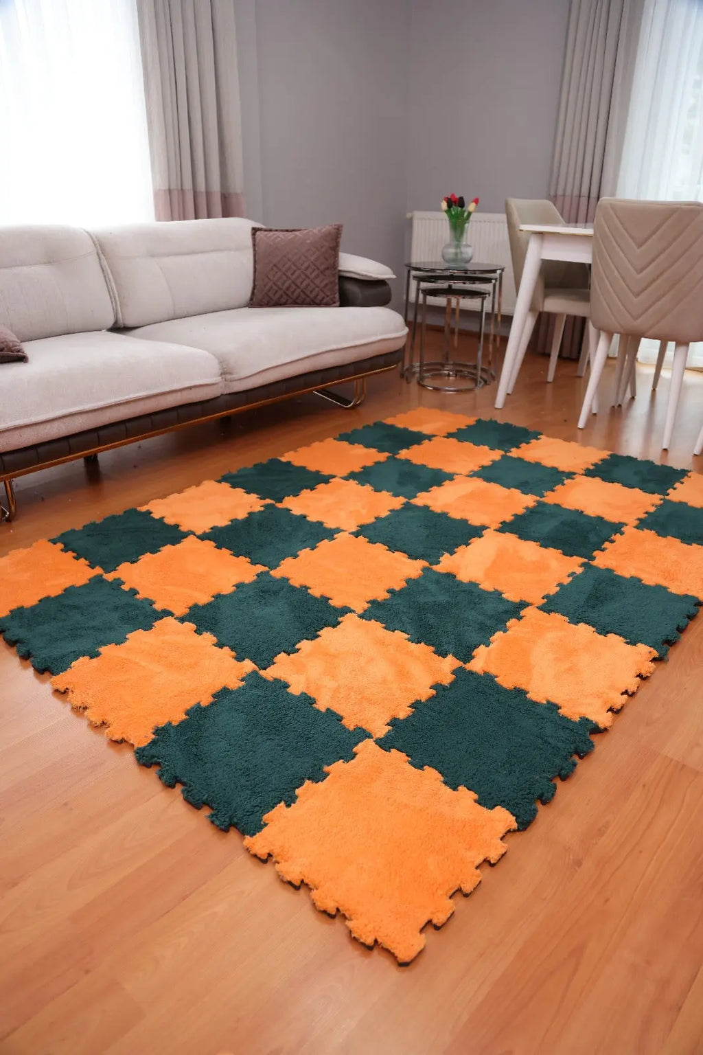 🟠🟢 DECOZEYN 1 Metrekare Turuncu ve Yeşil Kombin Dama Desenli Lüks Pelüş Kadife Puzzle Halı | Modüler & Yıkanabilir | Salon, Yatak Odası Zemin Decozeyn